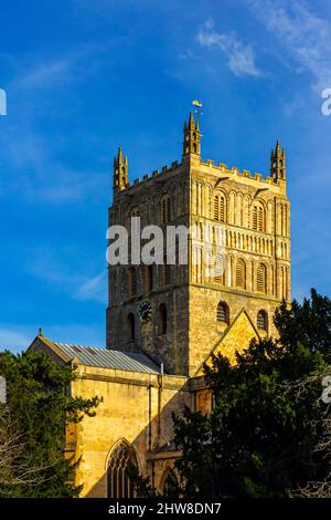 Der romanische normannische Turm der Tewkesbury Abbey St Mary The Virgin Church Gloucestershire England mit blauem Himmel dahinter. Stockfoto