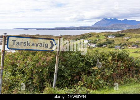 Dorf Tarskavaig an der Tarskavaig Bay auf der Sleat Peninsula im Süden der Isle of Skye, Highland, Schottland Großbritannien. Die Cuillins sind am Horizont. Stockfoto
