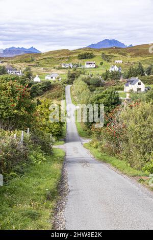 Der Weg zum Dorf Tarskavaig auf der Sleat-Halbinsel im Süden der Isle of Skye, Highland, Schottland, Großbritannien. Die Cuillins stehen am Horizont. Stockfoto