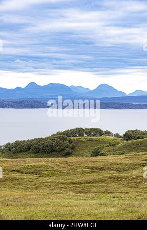 Blick nach Osten auf das schottische Festland über Rona und Raasay im Sound of Raasay von der Nordostküste der Isle of Skye, Highland, Schottland, Großbritannien. Stockfoto