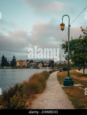 Pfad entlang des Lake Merritt im Lakeside Park, in Oakland, Kalifornien Stockfoto