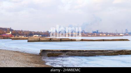 Die Luft wird immer wieder verschmutzt. Aufnahme der Luftverschmutzung über einem Industriegebiet. Stockfoto