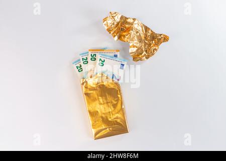 Geld Euro-Banknoten in Goldfolienverpackung aus Schokolade Stockfoto