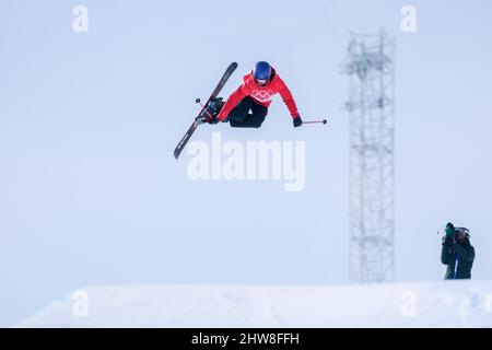 Zhangjikou, China. 17.02.22. Eileen Gu aus China während der Olympischen Winterspiele 2022 in Peking: Frauen-Halbpipe-Qualifikation im Genting Snow Park, China. Stockfoto