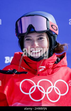 Zhangjikou, China. 17.02.22. Eileen Gu aus China während der Olympischen Winterspiele 2022 in Peking: Frauen-Halbpipe-Qualifikation im Genting Snow Park, China. Stockfoto