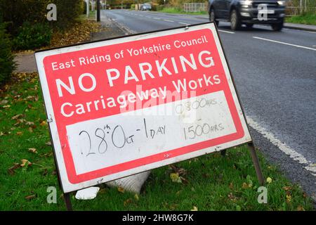 Verkehr, der kein Parkplatz passiert Warnzeichen von Straßenarbeiten sprudelt mit yorkshire uk Stockfoto