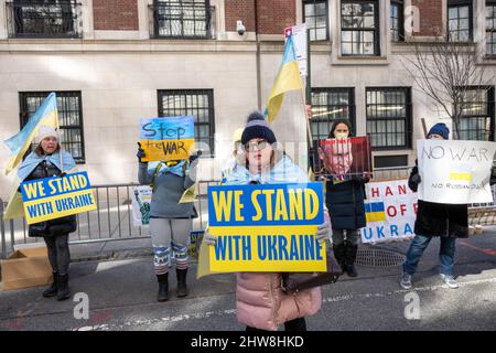New York, USA. 4. März 2022. Demonstranten mit ukrainischen Fahnen und Schildern gegen den russischen Präsidenten Wladimir Putin protestieren vor dem Konsulat der Russischen Föderation in New York City und fordern das Ende des Krieges. Kredit: Enrique Shore/Alamy Live Nachrichten Stockfoto