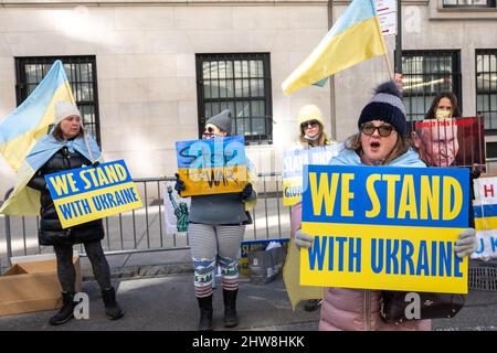 New York, USA. 4. März 2022. Demonstranten mit ukrainischen Fahnen und Schildern gegen den russischen Präsidenten Wladimir Putin protestieren vor dem Konsulat der Russischen Föderation in New York City und fordern das Ende des Krieges. Kredit: Enrique Shore/Alamy Live Nachrichten Stockfoto