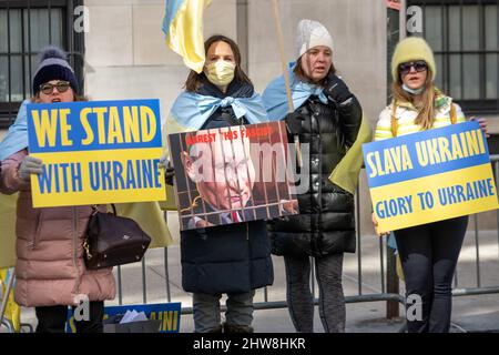 New York, USA. 4. März 2022. Demonstranten mit ukrainischen Fahnen und Schildern gegen den russischen Präsidenten Wladimir Putin protestieren vor dem Konsulat der Russischen Föderation in New York City und fordern das Ende des Krieges. Kredit: Enrique Shore/Alamy Live Nachrichten Stockfoto