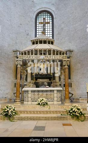 Altar in der Basilika St. Nikolaus in Bari, der Hauptstadt der Region Apulien in Süditalien Stockfoto