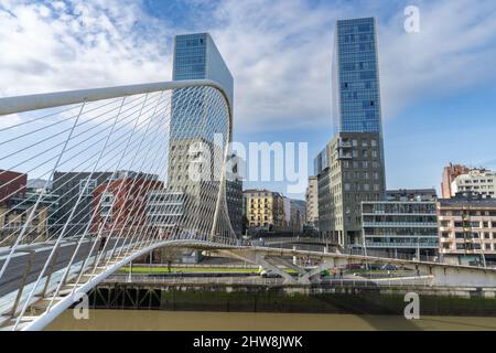 Bilbao, Spanien, 15. Februar 2022. Zubizuri-Brücke über den Fluss Nervion in der Stadt Bilbao, Spanien Stockfoto