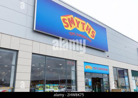 Ladenfront und Logo von Smyths. Ein beliebtes irisches Spielzeuggeschäft im Merry Hill Center in der Nähe von Brierley Hill in Großbritannien Stockfoto