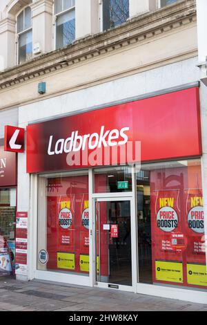 Die Fassade der Wolverhampton-Niederlassung der High Street Betting Company, Ladbrokes Stockfoto