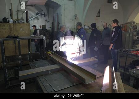 Lviv, Ukraine. 04. März 2022. Während der russischen Invasion in der Ukraine machen Menschen in Lemberg techische Igel mit Panzerabwehr-Hindernissen. Kredit: SOPA Images Limited/Alamy Live Nachrichten Stockfoto