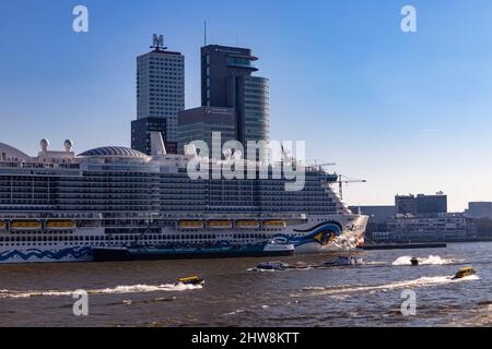 Rotterdam, Niederlande - 3-3-2022: Aida Cosma im Hafen von Rotterdam an einem sonnigen Tag, mit LNG-Kraftstoff umgeben von Wassertaxis Stockfoto