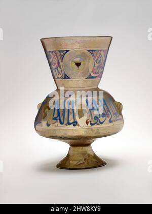 Kunst inspiriert von der Moschee Lampe von Amir Qawsun, ca. 1329–35, Ägypten zugeschrieben, Glas, farblos mit brauner Färbung; geblasen, geblasen aufgetragenen Fuß, emailliert und vergoldet, H. 14 1/8 Zoll (35,9 cm), Glas, Ali ibn Muhammad al-Barmaki ?, große Glaslampen dieses Typs wurden von Sultanen in Auftrag gegeben, Classic Works modernisiert von Artotop mit einem Schuss Moderne. Formen, Farbe und Wert, auffällige visuelle Wirkung auf Kunst. Emotionen durch Freiheit von Kunstwerken auf zeitgemäße Weise. Eine zeitlose Botschaft, die eine wild kreative neue Richtung verfolgt. Künstler, die sich dem digitalen Medium zuwenden und die Artotop NFT erschaffen Stockfoto