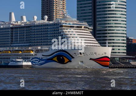 Rotterdam, Niederlande - 3-3-2022: Aida Cosma im Hafen von Rotterdam an einem sonnigen Tag mit LNG-Brennstoff Stockfoto