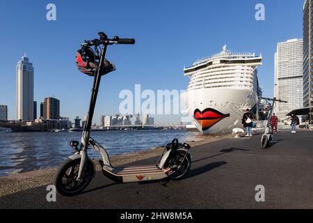 Rotterdam, Niederlande - 3-3-2022: Elektroroller von Aida Cosma im Hafen von Rotterdam Stockfoto