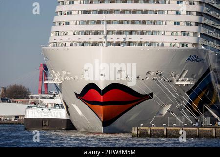 Rotterdam, Niederlande - 3-3-2022: Aida Cosma am Kai des Kreuzfahrtterminals Rotterdam mit dem Bunkerschiff LNG London daneben Stockfoto
