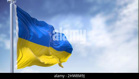 Detail der Nationalflagge der Ukraine, die an einem klaren Tag im Wind winkt. Demokratie und Politik. Patriotismus. Selektiver Fokus. Stockfoto