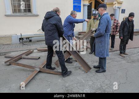 Lviv, Ukraine. 04. März 2022. Während der russischen Invasion in der Ukraine machen Menschen in Lemberg techische Igel mit Panzerabwehr-Hindernissen. (Foto von Mykola Tys/SOPA Images/Sipa USA) Quelle: SIPA USA/Alamy Live News Stockfoto