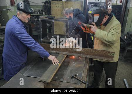 Lviv, Ukraine. 04. März 2022. Während der russischen Invasion in der Ukraine machen Menschen in Lemberg techische Igel mit Panzerabwehr-Hindernissen. (Foto von Mykola Tys/SOPA Images/Sipa USA) Quelle: SIPA USA/Alamy Live News Stockfoto