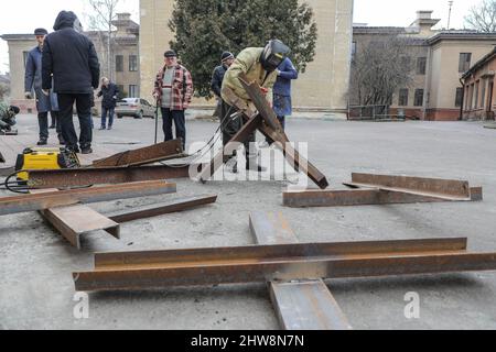 Lviv, Ukraine. 04. März 2022. Während der russischen Invasion in der Ukraine machen Menschen in Lemberg techische Igel mit Panzerabwehr-Hindernissen. (Foto von Mykola Tys/SOPA Images/Sipa USA) Quelle: SIPA USA/Alamy Live News Stockfoto