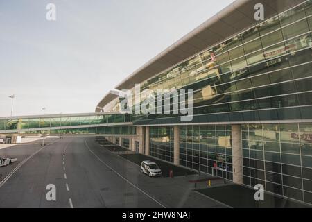 Ankara, Türkei - 09. November 2021: Eingang zum internationalen Flughafen Ankara Esenboga in Ankara. Redaktionelle Aufnahme in Ankara. Stockfoto