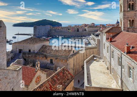 Dubrovnik, Kroatien - Luftbild von der Stadtmauer über die roten Terrakotta-Dächer der Altstadt und des Hafens zur Insel Lokrum und zur Adria Stockfoto