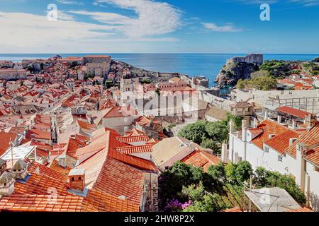 Luftaufnahme von der Stadtmauer der roten Terrakotta-Dächer der Altstadt von Dubrovnik, Kroatien Stockfoto