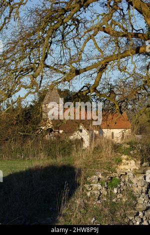 Die Kirche der Jungfrau Maria befindet sich in den Mauern der römischen Stadt Calleva. Teilweise datiert aus dem 12. Jahrhundert. Auf dem Gelände von zwei / drei römischen Tempeln. Stockfoto