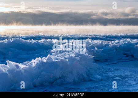 Natürlich angehäuftes Eis am Ufer des Lake Superior, in der Nähe von zwei Häfen, Minnesota, USA, von Dominique Braud/Dembinsky Photo Assoc Stockfoto