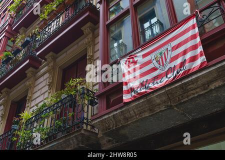Bilbao, Spanien, 15. Februar 2022. Flagge des Athletic Club Bilbao auf einer Gebäudefassade. Stockfoto