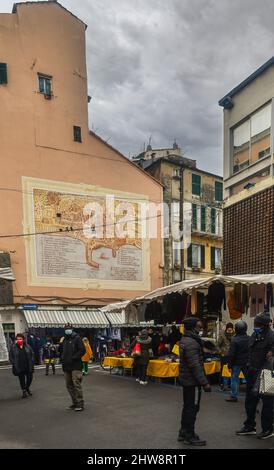 Blick auf den Straßenmarkt in der Altstadt von Sanremo mit einem Wandgemälde mit der Karte der Stadt an der Fassade eines Gebäudes, Imperia, Ligurien, Italien Stockfoto