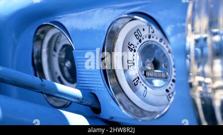 Nahaufnahme Geschwindigkeitsmesser, Armaturenbrett. Aktion. Armaturenbrett eines blauen amerikanischen Oldtimers. Stockfoto