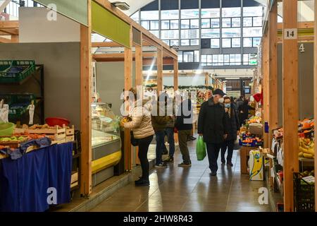 Menschen, die Obst und Gemüse in der Markthalle Mercato Annonario im historischen Zentrum von Sanremo, Imperia, Ligurien, Italien kaufen Stockfoto