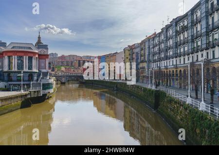 Bilbao, Spanien, 15. Februar 2022. Ribera Markt und Nervion Fluss in Bilbao, Spanien. Stockfoto