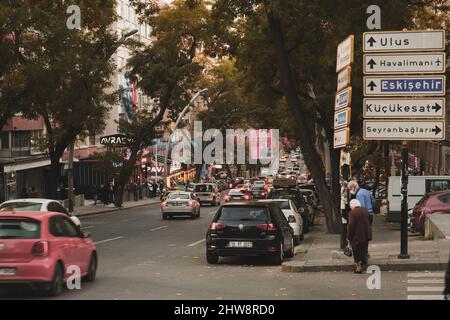 Ankara, Türkei - 09. November 2021. Straße nach Ulus und Straße in Ankara. Redaktionelle Aufnahme in Ankara Stockfoto