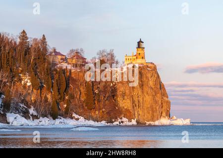 Split Rock Lighthouse State Park bei Sonnenuntergang, Februar, Minnesota, USA, von Dominique Braud/Dembinsky Photo Assoc Stockfoto