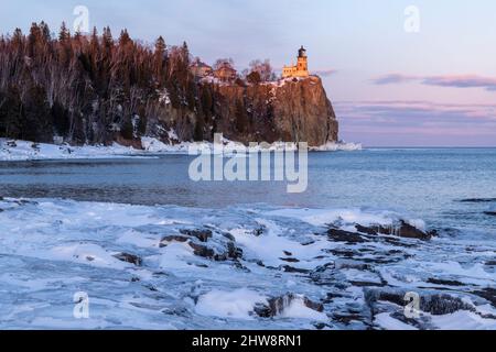 Split Rock Lighthouse State Park bei Sonnenuntergang, Februar, Minnesota, USA, von Dominique Braud/Dembinsky Photo Assoc Stockfoto