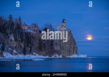 Mondaufgang über dem Leuchtturm von Split Rock, Winter, Lake Superior, Minnesota, USA, Von Dominique Braud/Dembinsky Photo Assoc Stockfoto