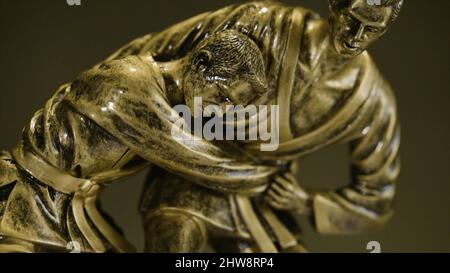 Pokal für einen Sieg in der Judo-Meisterschaft. Cup für sportliche Leistung . Die Trophäe stellt zwei Personen im Sparring dar. Stockfoto