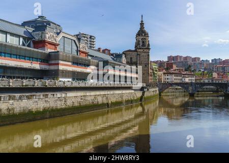 Bilbao, Spanien, 15. Februar 2022. Ribera Markt und Nervion Fluss in Bilbao, Spanien. Stockfoto