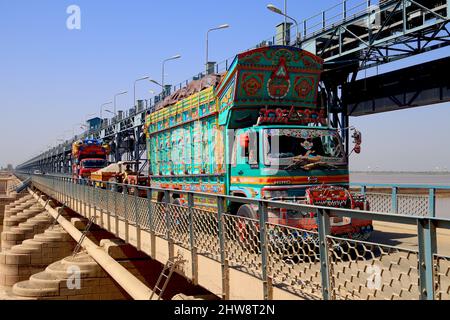 Pakistanischer LKW am Trimmu-Staudamm am Fluss Chenab im Bezirk Jhang der pakistanischen Provinz Punjab. Stockfoto