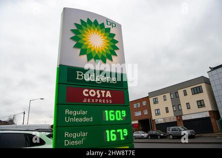 Slough, berkshire, Großbritannien. 4.. März 2022. An einer BP-Tankstelle in Slough zahlten die Fahrer heute 160,9 pro Liter für Benzin und 167,9 pro Liter für Diesel. Der Preis für Benzin und Diesel steigt weiterhin mit alarmierender Geschwindigkeit, und es wird erwartet, dass er sich nach dem Einmarsch Russlands in die Ukraine noch viel verschlimmern wird. Bis Juni 2022 werden die Ölpreise pro Barrel voraussichtlich $130 Barrel erreichen. Quelle: Maureen McLean/Alamy Live News Stockfoto