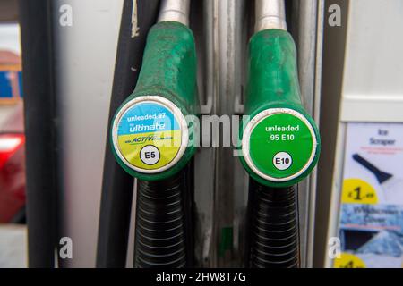 Slough, berkshire, Großbritannien. 4.. März 2022. An einer BP-Tankstelle in Slough zahlten die Fahrer heute 160,9 pro Liter für Benzin und 167,9 pro Liter für Diesel. Der Preis für Benzin und Diesel steigt weiterhin mit alarmierender Geschwindigkeit, und es wird erwartet, dass er sich nach dem Einmarsch Russlands in die Ukraine noch viel verschlimmern wird. Bis Juni 2022 werden die Ölpreise pro Barrel voraussichtlich $130 Barrel erreichen. Quelle: Maureen McLean/Alamy Live News Stockfoto