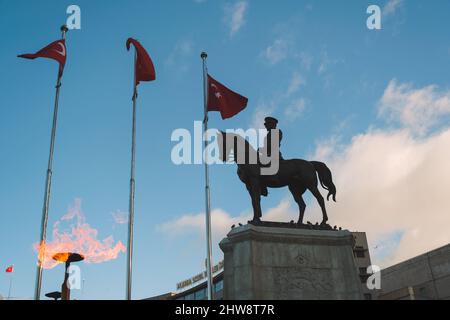 Ankara, Türkei - 10. November 2021: Siegesdenkmal Ankara. Mustafa Kemal Atatürk Skulptur auf dem Ulus Platz. Redaktionelle Aufnahme in Ankara. Stockfoto