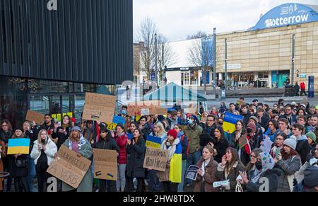 Briston Square, Edinburgh, Schottland, Großbritannien. 4.. März 2022. Studentendemonstration für den Frieden in der Ukraine. Sprecher aus der Ukraine, Polen und Russland äußerten, dass sie sehr unglücklich darüber sind, dass die Universität Edinburgh die aktuelle Invasion in der Ukraine als „Situation“ bezeichnet und Studenten, die darum bitten, wenig oder gar keine Unterstützung bietet. Studenten spenden Lebensmittel und Spenden von Verbandskästen, Powerbanks, Batteriekritzern usw. Kredit: Archwhite/alamy Live News Stockfoto
