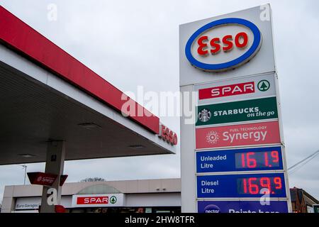 Slough, berkshire, Großbritannien. 4.. März 2022. An der Esso-Tankstelle in Slough zahlten die Fahrer heute 161,9 pro Liter für Benzin und 169,9 pro Liter für Diesel. Der Preis für Benzin und Diesel steigt weiterhin mit alarmierender Geschwindigkeit, und es wird erwartet, dass er sich nach dem Einmarsch Russlands in die Ukraine noch viel verschlimmern wird. Bis Juni 2022 werden die Ölpreise pro Barrel voraussichtlich $130 Barrel erreichen. Quelle: Maureen McLean/Alamy Live News Stockfoto