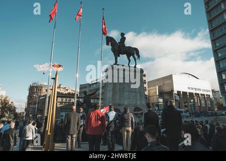 Ankara, Türkei - 10. November 2021: Siegesdenkmal Ankara und Menschen stehen zu Ehren am 10. november. Redaktionelle Aufnahme in Ankara. Stockfoto